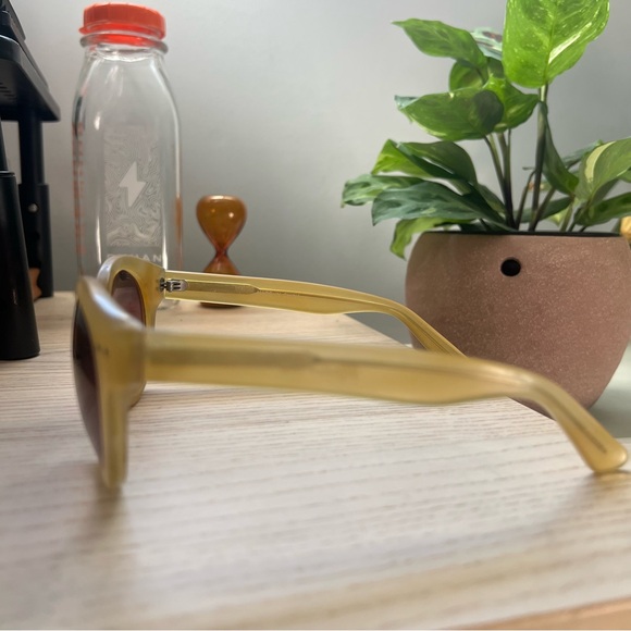 MADEWELL Hepcat Stylish Yellow Round Sunglasses - Picture 6 of 11